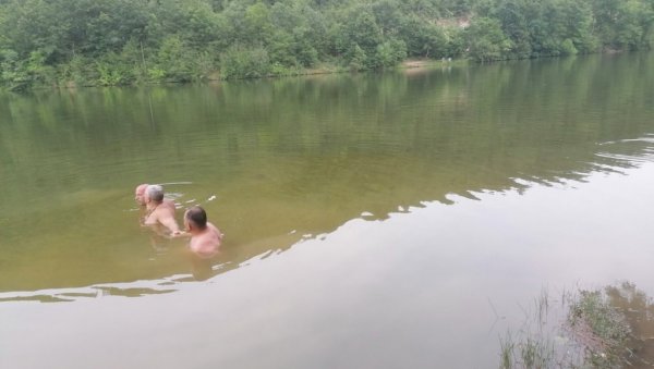 ВИДЕЛА САМ ДРАГАНА, СКОЧИО ЈЕ У ВОДУ И ЗАПЛИВАО: Детаљи трагедије код Прокупља, девојка несталог купача у шоку! (ФОТО) ВИДЕЛА САМ ДРАГАНА, СКОЧИО ЈЕ У ВОДУ И ЗАПЛИВАО: Детаљи трагедије код Прокупља, девојка несталог купача у шоку! (ФОТО)