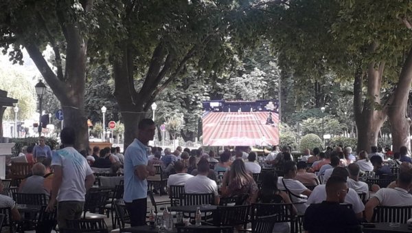 БРАВО НОЛЕ, ШАМПИОНЕ! Ђоковићево исписивање историје тениса нетремице праћено у Бањалуци, Требињу, Никшићу.. (ФОТО) БРАВО НОЛЕ, ШАМПИОНЕ! Ђоковићево исписивање историје тениса нетремице праћено у Бањалуци, Требињу, Никшићу.. (ФОТО)
