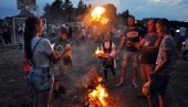ПАЛИЛИ ЛИЛЕ УОЧИ ПЕТРОВДАНА: Светковина на Мајевици, чувају се традиција и обичаји (ФОТО)
