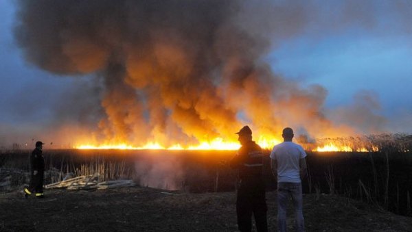 ДИМ СА ОРАНИЦА ОПАСАН ПО ВОЗАЧЕ: Ватрогасци имају посла због суграђана који пале ватру на отвореном ДИМ СА ОРАНИЦА ОПАСАН ПО ВОЗАЧЕ: Ватрогасци имају посла због суграђана који пале ватру на отвореном