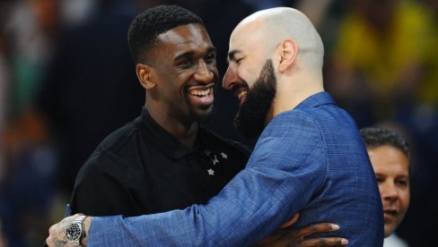 BOGDANOVIĆA GLEDAM KAO BRATA, JOŠ UVEK ČUJEM OBRADOVIĆA KAKO VIČE Bivši centar Fenera u Atlanta hoksima BOGDANOVIĆA GLEDAM KAO BRATA, JOŠ UVEK ČUJEM OBRADOVIĆA KAKO VIČE Bivši centar Fenera u Atlanta hoksima