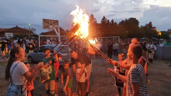 У ТРНОВИ КОД УГЉЕВИКА БРИЖЉИВО СЕ НЕГУЈУ ОБИЧАЈИ: 165 малишана на лилању под Мајевицом У ТРНОВИ КОД УГЉЕВИКА БРИЖЉИВО СЕ НЕГУЈУ ОБИЧАЈИ: 165 малишана на лилању под Мајевицом