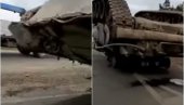 TENK SE PREVRNUO NA PUTU: Nesvakidašnja scena na Dalekom istoku Rusije (VIDEO) TENK SE PREVRNUO NA PUTU: Nesvakidašnja scena na Dalekom istoku Rusije (VIDEO)