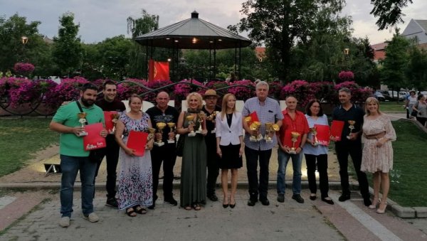 ПОБЕДУ ОДНЕЛЕ ВИНАРИЈЕ ИЗ ИНЂИЈЕ: Завршен јубиларни 15. „Винофест“ у Вршцу ПОБЕДУ ОДНЕЛЕ ВИНАРИЈЕ ИЗ ИНЂИЈЕ: Завршен јубиларни 15. „Винофест“ у Вршцу