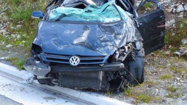 ДЕВОЈКА ПОГИНУЛА У ДИРЕКТНОМ СУДАРУ СА КАМИОНОМ: Стравична несрећа код Прњавора ДЕВОЈКА ПОГИНУЛА У ДИРЕКТНОМ СУДАРУ СА КАМИОНОМ: Стравична несрећа код Прњавора