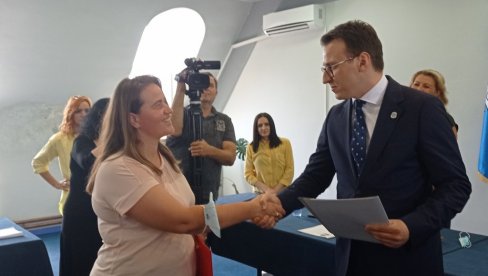 TRI DECENIJEOD OSNIVANJA OPŠTINE ZVEČAN: Petar Petković, direktor Kancelarije za Kosovo i Metohiju, u poseti opštini Zvečan TRI DECENIJEOD OSNIVANJA OPŠTINE ZVEČAN: Petar Petković, direktor Kancelarije za Kosovo i Metohiju, u poseti opštini Zvečan