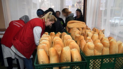 ТРЕЋИНА КОРИСНИКА НАРОДНЕ КУХИЊЕ У СМЕДЕРЕВУ МЛАДИ: Потписан уговор вредан 14 милиона динара за финансирање бесплатних оброка ТРЕЋИНА КОРИСНИКА НАРОДНЕ КУХИЊЕ У СМЕДЕРЕВУ МЛАДИ: Потписан уговор вредан 14 милиона динара за финансирање бесплатних оброка