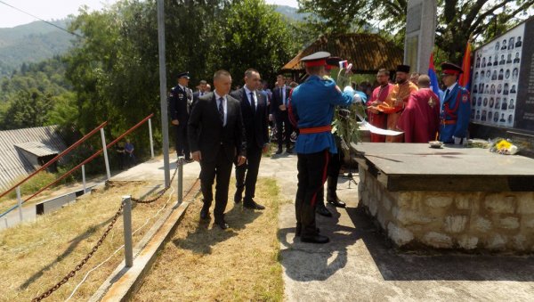 ЗАРОБЉЕНЕ СРБЕ УБАДАЛИ ГВОЗДЕНИМ ВИЛАМА: Обележено 29 година од петровданског страдања у Залазју - злочин без казне! (ФОТО) ЗАРОБЉЕНЕ СРБЕ УБАДАЛИ ГВОЗДЕНИМ ВИЛАМА: Обележено 29 година од петровданског страдања у Залазју - злочин без казне! (ФОТО)