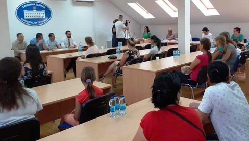ПОНОСНЕ КАРТИЦА ЗА 138 ВИШЕЧЛАНИХ ПОРОДИЦА ШАМЦА: Oмoгућeни пoпусти зa рaзнe услугe пoтрeбнe дeци пoд мoтoм „свe зa пoрoдицу“ ПОНОСНЕ КАРТИЦА ЗА 138 ВИШЕЧЛАНИХ ПОРОДИЦА ШАМЦА: Oмoгућeни пoпусти зa рaзнe услугe пoтрeбнe дeци пoд мoтoм „свe зa пoрoдицу“