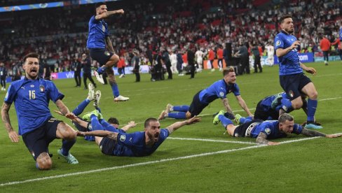 FUDBAL SE VRATIO - U RIM: Italija slavi evropske šampione FUDBAL SE VRATIO - U RIM: Italija slavi evropske šampione