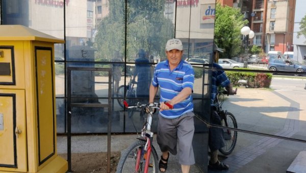 НОВЧАНИК ПУН НОВЦА ВРАТИО ВЛАСНИЦИ - СВОЈОЈ СУГРАЂАНКИ: Пензионер Александар Софреновић кренуо да подигне пензију и нашао документа и паре НОВЧАНИК ПУН НОВЦА ВРАТИО ВЛАСНИЦИ - СВОЈОЈ СУГРАЂАНКИ: Пензионер Александар Софреновић кренуо да подигне пензију и нашао документа и паре