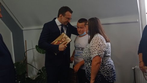 IKONA OD BOGDANA: Šta su sve Srbi sa KiM poklonili Petru Petkoviću IKONA OD BOGDANA: Šta su sve Srbi sa KiM poklonili Petru Petkoviću