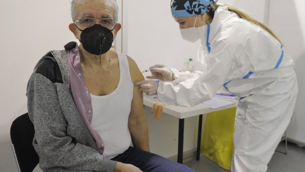 НАЈСТАРИЈИ ОПЕТ ПРВИ НА ВАКЦИНУ: Све је извесније да ће најугроженији грађани морати и пре јесени да приме бустер дозу цепива НАЈСТАРИЈИ ОПЕТ ПРВИ НА ВАКЦИНУ: Све је извесније да ће најугроженији грађани морати и пре јесени да приме бустер дозу цепива
