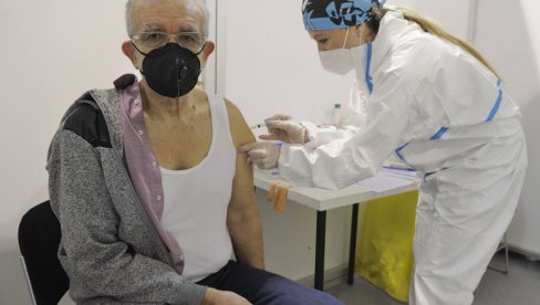 НАЈСТАРИЈИ ОПЕТ ПРВИ НА ВАКЦИНУ: Све је извесније да ће најугроженији грађани морати и пре јесени да приме бустер дозу цепива НАЈСТАРИЈИ ОПЕТ ПРВИ НА ВАКЦИНУ: Све је извесније да ће најугроженији грађани морати и пре јесени да приме бустер дозу цепива