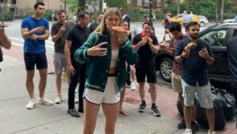PRELEPA TENISERKA ODUŠEVILA NAVIJAČE: Pozvala ih do picerije i svima kupila picu! (FOTO/VIDEO) PRELEPA TENISERKA ODUŠEVILA NAVIJAČE: Pozvala ih do picerije i svima kupila picu! (FOTO/VIDEO)