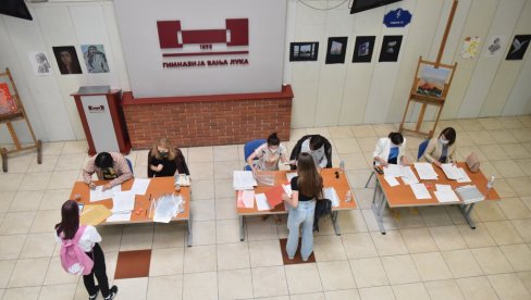 У БАЊАЛУЧКОЈ РЕГИЈИ, У 17 СРЕДЊИХ ШКОЛА, УПИС 2.710 УЧЕНИКА: И ове године Влада Српске стипендира дефицитарна занимања У БАЊАЛУЧКОЈ РЕГИЈИ, У 17 СРЕДЊИХ ШКОЛА, УПИС 2.710 УЧЕНИКА: И ове године Влада Српске стипендира дефицитарна занимања