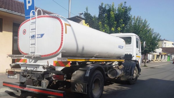 ПОСТАВЉЕНЕ ЦИСТЕРНЕ СА ВОДОМ У ПАРАЋИНУ: Ево на којим местима грађани могу да се додатно расхладе и освеже ПОСТАВЉЕНЕ ЦИСТЕРНЕ СА ВОДОМ У ПАРАЋИНУ: Ево на којим местима грађани могу да се додатно расхладе и освеже