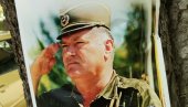 ТИ СИ НАШ ХЕРОЈ: Крајишници одушевљени плакатима подршке Ратку Младићу (ФОТО) ТИ СИ НАШ ХЕРОЈ: Крајишници одушевљени плакатима подршке Ратку Младићу (ФОТО)