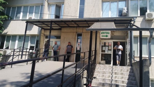 ЈОШ ПЕТ ПОЗИТИВНИХ НАЛАЗА НА КОВИД: Вакцинација у Параћину и даље траје ЈОШ ПЕТ ПОЗИТИВНИХ НАЛАЗА НА КОВИД: Вакцинација у Параћину и даље траје