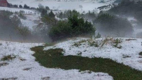 ЗАБЕЛЕЛО СЕ НА ПЕШТЕРУ: Док се цела Србија топи на тропским врућинама, на висоравни као да је пао снег (ФОТО) ЗАБЕЛЕЛО СЕ НА ПЕШТЕРУ: Док се цела Србија топи на тропским врућинама, на висоравни као да је пао снег (ФОТО)