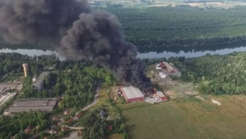 VELIKI POŽAR BUKTI U BRČKOM: Gori fabrika plastike, nadvio se veliki oblak crnog dima (VIDEO) VELIKI POŽAR BUKTI U BRČKOM: Gori fabrika plastike, nadvio se veliki oblak crnog dima (VIDEO)