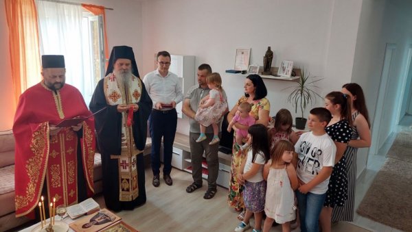 У НОВОМ ДОМУ 12 ВУКОВИЋА: За једну од најбројнијих српских породица направљена кућа код Звечана У НОВОМ ДОМУ 12 ВУКОВИЋА: За једну од најбројнијих српских породица направљена кућа код Звечана