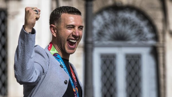 СВИ ЋЕ ПАМТИТИ ОНО ШТО ГА ЈЕ СВЕШТЕНИК ПИТАО: Оженио се фудбалер Италије, цео град славио (ФОТО) СВИ ЋЕ ПАМТИТИ ОНО ШТО ГА ЈЕ СВЕШТЕНИК ПИТАО: Оженио се фудбалер Италије, цео град славио (ФОТО)