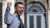 СВИ ЋЕ ПАМТИТИ ОНО ШТО ГА ЈЕ СВЕШТЕНИК ПИТАО: Оженио се фудбалер Италије, цео град славио (ФОТО)