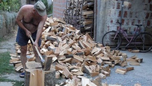 ЦЕНА ОГРЕВА КАО ПРОШЛЕ ГОДИНЕ: Пироћанци се спремају за зиму ЦЕНА ОГРЕВА КАО ПРОШЛЕ ГОДИНЕ: Пироћанци се спремају за зиму