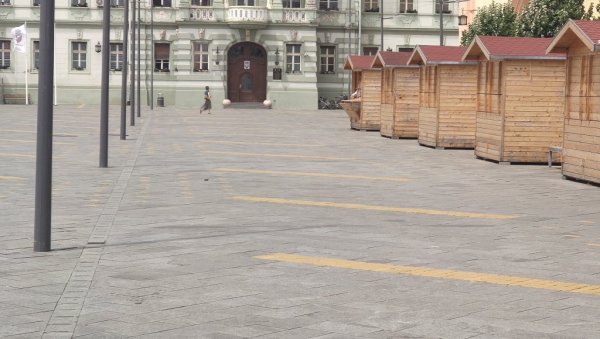 У ЦЕНТРУ ЗРЕЊАНИНА 40 СТЕПЕНИ: Град пуст, баште кафића празне, гужва једино на купалишту (ФОТО) У ЦЕНТРУ ЗРЕЊАНИНА 40 СТЕПЕНИ: Град пуст, баште кафића празне, гужва једино на купалишту (ФОТО)