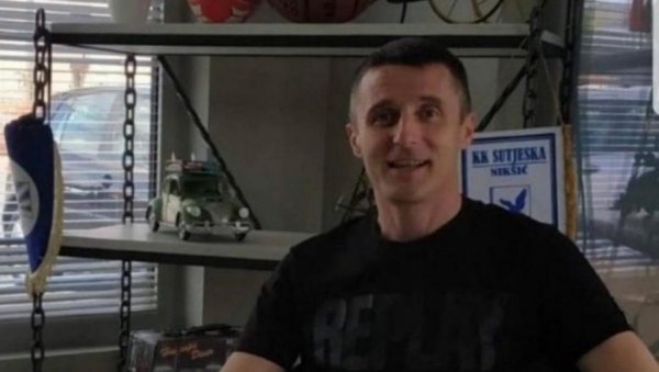 ЗАПАЉЕН АУТОМОБИЛ ЖЕЉКА ПЕРОВИЋА: Никшићани огорчени - починиоци и даље у бекству (ФОТО) ЗАПАЉЕН АУТОМОБИЛ ЖЕЉКА ПЕРОВИЋА: Никшићани огорчени - починиоци и даље у бекству (ФОТО)