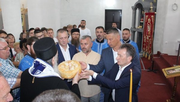 ОБЕЛЕЖЕНА СЛАВА УГЉЕВИЧКОГ ХРАМА: Свету архијерејску литургију служио епископ Фотије уз присуство општинских власти (ФОТО) ОБЕЛЕЖЕНА СЛАВА УГЉЕВИЧКОГ ХРАМА: Свету архијерејску литургију служио епископ Фотије уз присуство општинских власти (ФОТО)