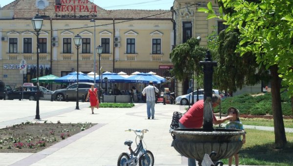 ПОВЕЋАН БРОЈ ПАЦИЈЕНАТА У ХИТНОЈ: Од врућина у Неготину грађани беже на базен или седе у својим домовима (ФОТО) ПОВЕЋАН БРОЈ ПАЦИЈЕНАТА У ХИТНОЈ: Од врућина у Неготину грађани беже на базен или седе у својим домовима (ФОТО)