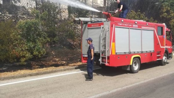 ПОЖАР У БАРУ: Ватрогасци одбранили куће од ватре на Великом Пијеску ПОЖАР У БАРУ: Ватрогасци одбранили куће од ватре на Великом Пијеску