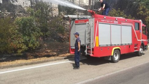 POŽAR U BARU: Vatrogasci odbranili kuće od vatre na Velikom Pijesku POŽAR U BARU: Vatrogasci odbranili kuće od vatre na Velikom Pijesku