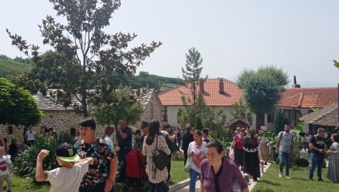 KAKO SE MOLI SVETIM VRAČIMA: Vernici u jedinstvenoj maloj crkvi u bolnici (FOTO) KAKO SE MOLI SVETIM VRAČIMA: Vernici u jedinstvenoj maloj crkvi u bolnici (FOTO)
