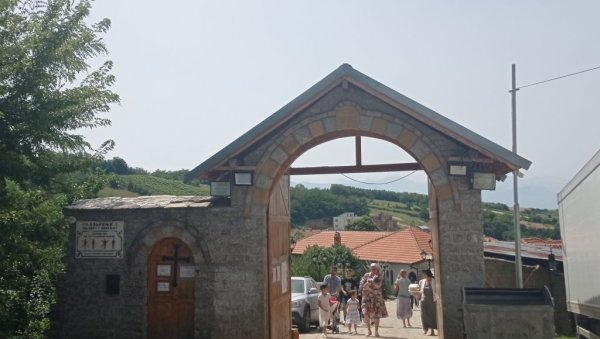 ХИЉАДЕ ВЕРНИКА У ЗОЧИШТУ: Манастир светих Врача Козме и Дамјана обележио храмовну славу (ФОТО) ХИЉАДЕ ВЕРНИКА У ЗОЧИШТУ: Манастир светих Врача Козме и Дамјана обележио храмовну славу (ФОТО)