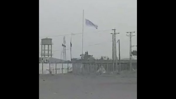 ТАЛИБАНИ ДИГЛИ ЗАСТАВУ НА ГРАНИЦИ СА ПАКИСТАНОМ: Тврде да су преузели контролу граничног прелаза (ВИДЕО) ТАЛИБАНИ ДИГЛИ ЗАСТАВУ НА ГРАНИЦИ СА ПАКИСТАНОМ: Тврде да су преузели контролу граничног прелаза (ВИДЕО)