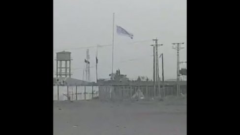 TALIBANI DIGLI ZASTAVU NA GRANICI SA PAKISTANOM: Tvrde da su preuzeli kontrolu graničnog prelaza (VIDEO) TALIBANI DIGLI ZASTAVU NA GRANICI SA PAKISTANOM: Tvrde da su preuzeli kontrolu graničnog prelaza (VIDEO)