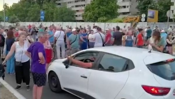 СТОТИНЕ ГРАЂАНА У БЛОКУ 37: Блокирали Булевар Милутина Миланковића, траже да се испуне захтеви (ФОТО/ВИДЕО) СТОТИНЕ ГРАЂАНА У БЛОКУ 37: Блокирали Булевар Милутина Миланковића, траже да се испуне захтеви (ФОТО/ВИДЕО)