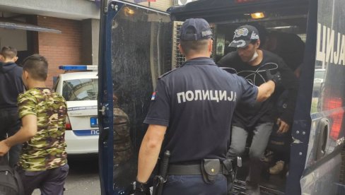 ИЗ ЦЕНТРА ГРАДА У ПРИХВАТНЕ ЦЕНТРЕ: Акција МУП у Београду, откривено 39 миграната (ФОТО) ИЗ ЦЕНТРА ГРАДА У ПРИХВАТНЕ ЦЕНТРЕ: Акција МУП у Београду, откривено 39 миграната (ФОТО)