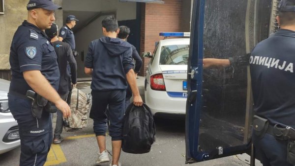 КРИЈУМЧАРИО МИГРАНТЕ ИЗ АВГАНИСТАНА: Ударио у комби, па побегао - полиција унутра затекла 34 азиланта! КРИЈУМЧАРИО МИГРАНТЕ ИЗ АВГАНИСТАНА: Ударио у комби, па побегао - полиција унутра затекла 34 азиланта!