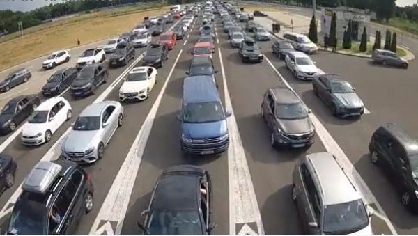 ГУЖВЕ НА ГРАНИЦАМА: На Хоргошу, на излазу из Србије, путничка возила чекају три сата