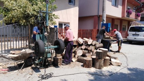 POČELA PRIPREMA DRVA ZA ZIMU: Jagodinci na vreme krenuli da pripremaju ogrev POČELA PRIPREMA DRVA ZA ZIMU: Jagodinci na vreme krenuli da pripremaju ogrev