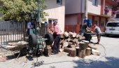 POČELA PRIPREMA DRVA ZA ZIMU: Jagodinci na vreme krenuli da pripremaju ogrev POČELA PRIPREMA DRVA ZA ZIMU: Jagodinci na vreme krenuli da pripremaju ogrev
