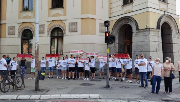 ОГЊЕН НИЈЕ КРИВ ЗА УБИСТВО АЛЕКСЕ? Пријатељи и родбина оптуженог другу недељу заредом окупљени испред Вишег суда у Нишу (ФОТО) ОГЊЕН НИЈЕ КРИВ ЗА УБИСТВО АЛЕКСЕ? Пријатељи и родбина оптуженог другу недељу заредом окупљени испред Вишег суда у Нишу (ФОТО)