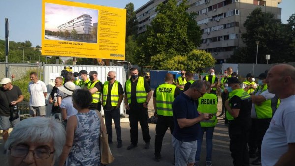 ИНВЕСТИТОР ПОСЛАО ОБЕЗБЕЂЕЊЕ: Станари блока 37 и даље дежурају испред градилишта (ФОТО, ВИДЕО) ИНВЕСТИТОР ПОСЛАО ОБЕЗБЕЂЕЊЕ: Станари блока 37 и даље дежурају испред градилишта (ФОТО, ВИДЕО)