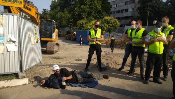 НАСТАВЉА СЕ ДРАМА У БЛОКУ 37: Станари не дозвољавају камиону да изађе - приватно обезбеђење и даље на градилишту НАСТАВЉА СЕ ДРАМА У БЛОКУ 37: Станари не дозвољавају камиону да изађе - приватно обезбеђење и даље на градилишту