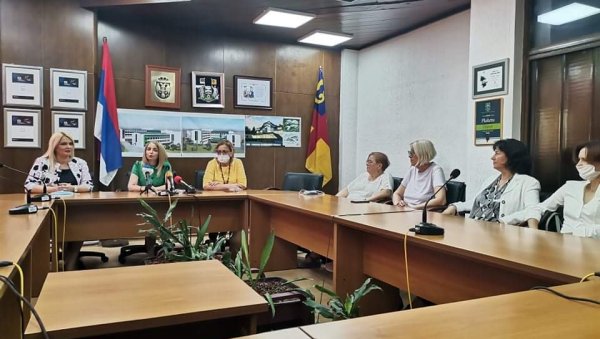 ПРИЈЕМ ЗА УЧЕСНИКЕ ЛИКОВНЕ КОЛОНИЈЕ: Топлу добродошлицу припремила заменица градоначелника Зорица Јовић ПРИЈЕМ ЗА УЧЕСНИКЕ ЛИКОВНЕ КОЛОНИЈЕ: Топлу добродошлицу припремила заменица градоначелника Зорица Јовић
