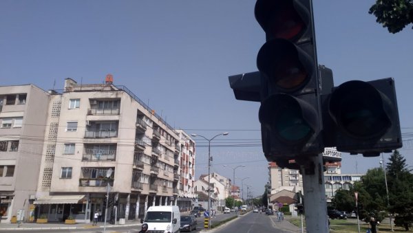 ВАНДАЛИ ОШТЕТИЛИ СЕМАФОРЕ У ПАРАЋИНУ: До поправке, нема светлосне сигнализације на главној раскрсници ВАНДАЛИ ОШТЕТИЛИ СЕМАФОРЕ У ПАРАЋИНУ: До поправке, нема светлосне сигнализације на главној раскрсници